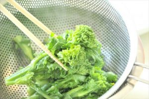 菜の花を湯通ししたざるの上の菜の花