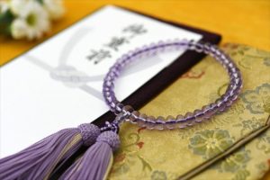 紫色の数珠と袱紗