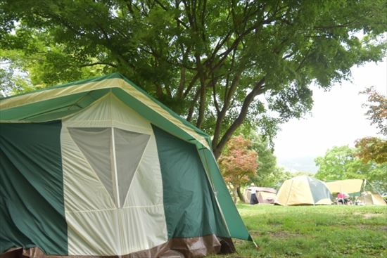 電気毛布はキャンプに必須 おすすめのバッテリーと使い方や効果を紹介