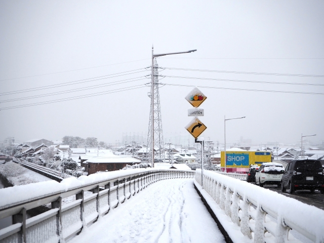 雪が降って登校を悩むほどの雪景色の様子