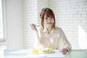 女性の食事風景