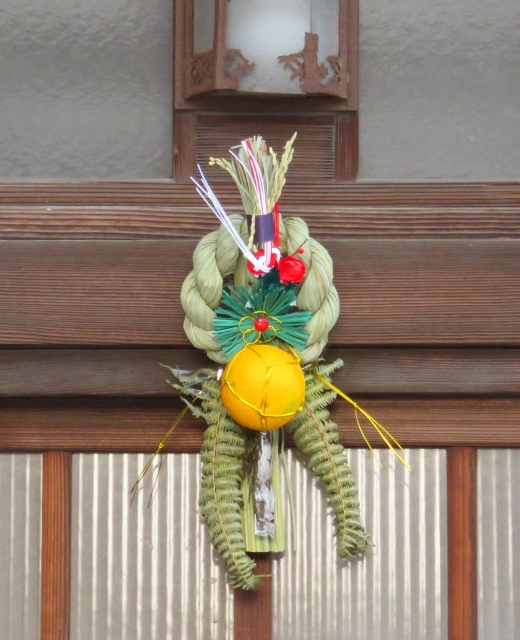 玄関の正面に飾るしめ縄飾り