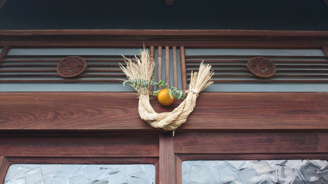 玄関正面のしめ縄飾り