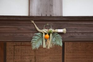 しめ縄と裏白の玄関飾りの写真