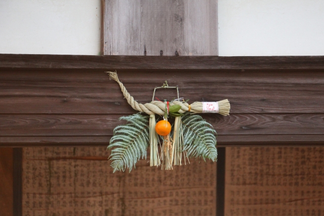 しめ縄と裏白・紙垂・橙・ユズリハを使った玄関飾りの写真