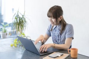 女性とPC