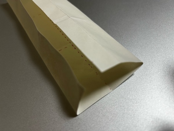 半紙のマス目の真ん中にラインを入れる折り方を表している写真