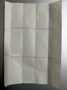 半紙の折り目にペンでマークして分かりやすくなった写真