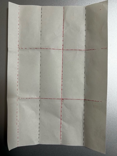 半紙の折り目にペンでマークして分かりやすくなった写真